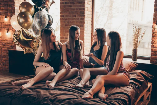 Πλήρες μήκος σώματος φωτογραφία εκπληκτικό όμορφο τέσσερις φίλους γιορτάζει αυτή δέσιμο εορταστική Chic κυρίες κάθονται κρεβάτι λινό σεντόνια βραδινή Ένδυση ύπνου κοστούμια κορίτσια μέρα νύχτα θεματικό δωμάτιο σπίτι σε εσωτερικούς χώρους — Φωτογραφία Αρχείου
