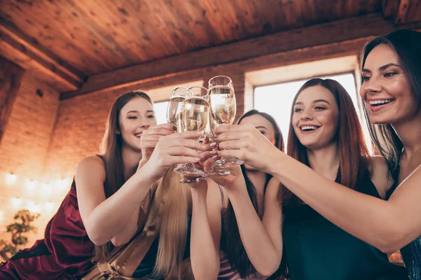 Ritagliato foto da vicino cinque incredibile bella lei le sue signore appendere fuori evento braccia bicchieri festivo bevanda d'oro breve camicia da notte clink ascoltare dire parlare brindisi dormire costumi ragazze notte in casa — Foto Stock