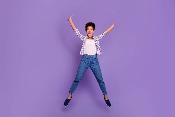 Volledige lengte lichaam grootte weergeven foto onzorgvuldig kinderachtig teen top Knot verbaasd genieten van vrije tijd zomer vakantie Scream Shout Wow ongelooflijke ontspannen droom dromerige gecontroleerd shirt jeans geïsoleerd paarse achtergrond — Stockfoto