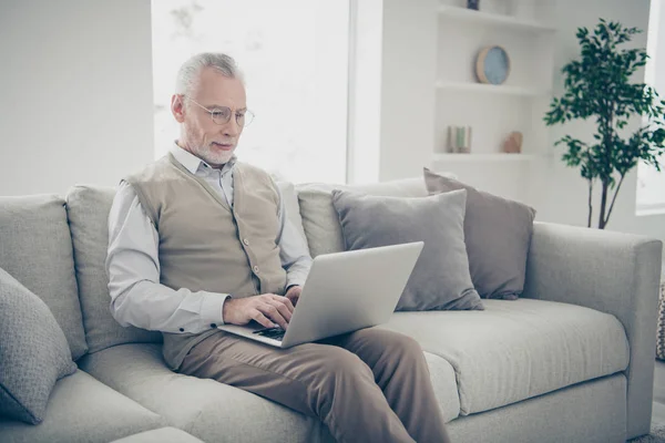 Närbild foto Amazing intelligent han honom hans gamla mannen händer armar anteckningsbok Sök utseende information skriva tangentbord slitage vit skjorta väst byxor Sit Cozy Divan Flat House vardagsrum inomhus — Stockfoto