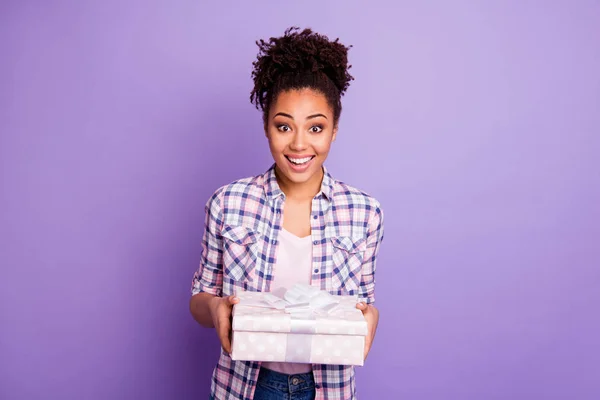 Retrato de positivo chocado alegre engraçado juventude millennial obter presente segurar mão fita branca gritar wow omg inacreditável inesperado seu para mim usar roupa moderna isolada no fundo roxo — Fotografia de Stock