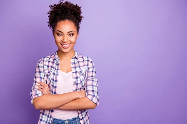 Retrato dela ela agradável-olhando encantador bonito winsome atraente adorável alegre alegre menina de cabelos ondulados vestindo camiseta verificada isolado sobre violeta roxo fundo pastel — Fotografia de Stock