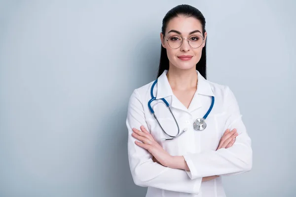 Close up foto bonita incrível ela sua senhora jovem médico primeiro dia de trabalho hospital pronto começar cruzado braços amigável desgaste fonendoscópio ciência branca traje especificações isolado fundo cinza — Fotografia de Stock