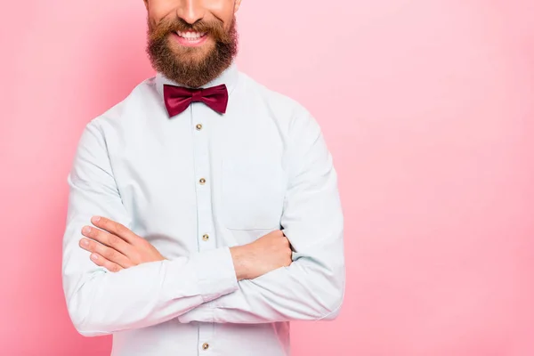 Foto ravvicinata di intelligente positivo cameriere ristorante lavoratore con sorriso raggiante isolato sfondo luminoso — Foto Stock