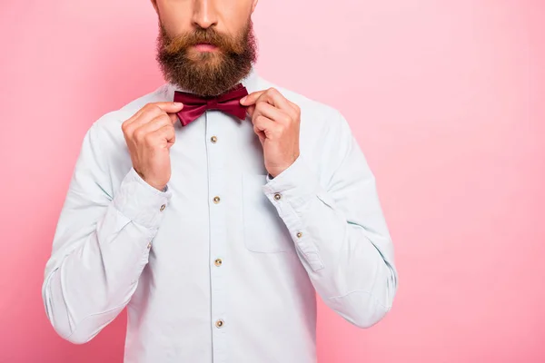 Primeros planos foto de la persona seria brutal elegante con corbata aislado fondo pastel —  Fotos de Stock