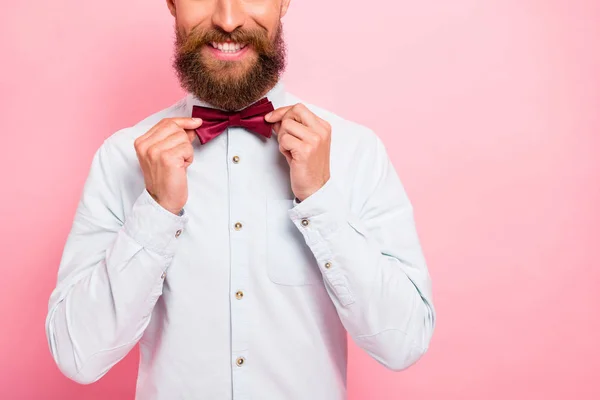 Foto de primer plano del cómico inteligente positivo alegre emocionado con radiante sonrisa persona tocando lazo aislado fondo pastel — Foto de Stock