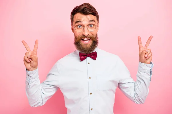 Foto retrato de bromas humorísticas alegre persona optimista agradable con sonrisa radiante haciendo v-signo de fondo pastel aislado — Foto de Stock