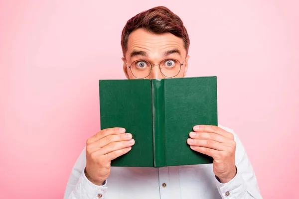 Bliska Fotografia portret komiczny wesoły entuzjastyczny z wielkim patrząc oczy trzymając papier Zielona książka i patrząc na Ciebie na białym tle pastelowe — Zdjęcie stockowe