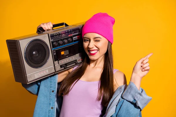 Close-up foto grappig ze haar Lady Hold Vintage audio recorder schouder geven vinger lege ruimte adviseren koop koper nieuwigheid slijtage casual jeans denim jasje roze hoed geïsoleerd gele levendige achtergrond — Stockfoto