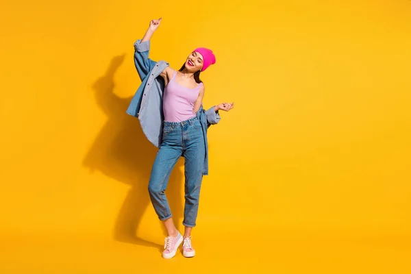 Comprimento total tamanho do corpo vista foto encantador jovem modelo tempo livre férias aproveitar feriado ocasião vida noturna pessoa da vida vestir na moda ela sua roupa tênis isolado amarelo brilhante fundo — Fotografia de Stock