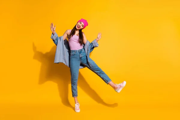 Longitud completa tamaño del cuerpo ver la foto de la mano bonita celebración milenial tener descanso relajarse tiempo libre usar zapatillas de deporte ropa de moda aislado fondo amarillo —  Fotos de Stock