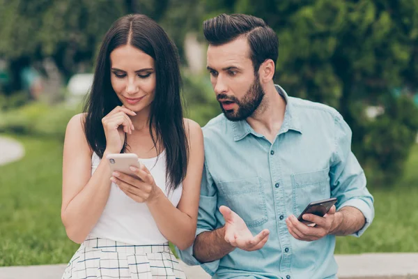 Portret van onder de indruk jeugd Youngster Hold hand reactie OMG geen manier kijken nieuwsfeed blog blogger apps kapsel Brunettes shirt blauw denim jeans witte rok sluwe Sly Park Natuur — Stockfoto