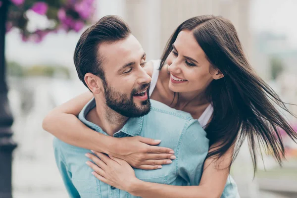 Nahaufnahme Foto von niedlichen charmante attraktive Jugend verheiratet Wochenende Frühling Freizeit genießen Versammlung freuen Spaß bärtige blau weiße Hemd Kleidung Gebäude Stadt im Freien — Stockfoto