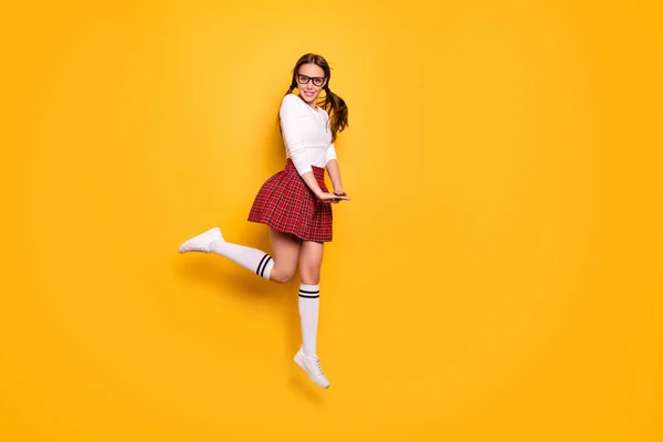 Longitud completa tamaño del cuerpo ver retrato de ella ella agradable atractiva encantadora femenina alegre alegre coqueta chica con uniforme paseando escuela secundaria aislado sobre brillante brillante brillo amarillo fondo — Foto de Stock