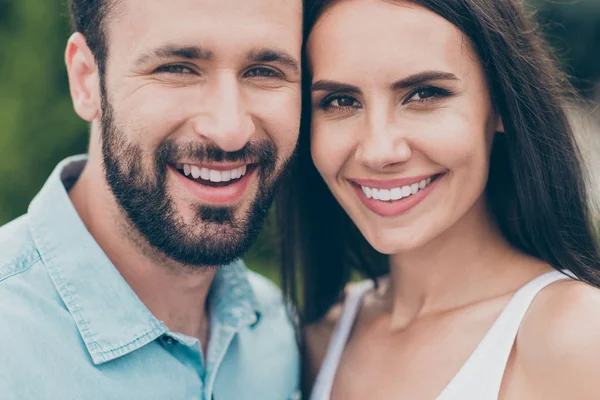 Nahaufnahme Foto von bezaubernden positiven fröhlich aufgeregt Jugend Ehepartner Gemeinschaft zahmen bärtigen haben Freizeit Spaziergang tragen Blue Denim Jeans Shirt Outfit Naturpark — Stockfoto