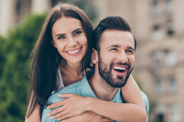 Närbild foto av charmig romantik romantisk ungdom ungdomar stipendiater Fellowship har dating skäggiga vit blå outfit ungdom naturpark utanför staden träd glädjas uppriktig njuta av fritiden — Stockfoto