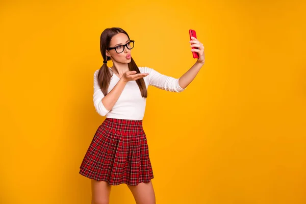 Porträt von schön aussehenden attraktiven liebenswerten zarten weinseligen Mädchen hält in der Hand Kamera macht Selfie-Videobotschaft isoliert auf hellem, lebendigem Glanz gelbem Hintergrund — Stockfoto