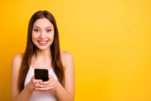 Close-up foto van mooie leuke mooie tiener tieners houden hand moderne technologie voelen inhoud ze hebben vrije tijd weekend zomer geïsoleerd slijtage witte top gele levendige achtergrond — Stockfoto