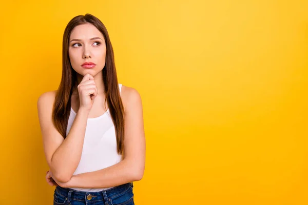 Portret van mooie mooie schattige tiener tiener kijken hebben gedachten minded verontrust probleem ze haar dragen singlet denim jeans geïsoleerd kleurrijke achtergrond — Stockfoto