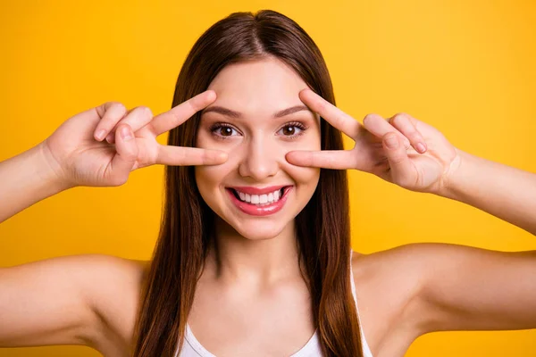 Nahaufnahme Foto von schönen charmanten hübschen Dame Jugend sie ihr Make V-Zeichen haben Sommerurlaub Freizeit gekleidet weiß Singlet Top isoliert hellen Hintergrund — Stockfoto