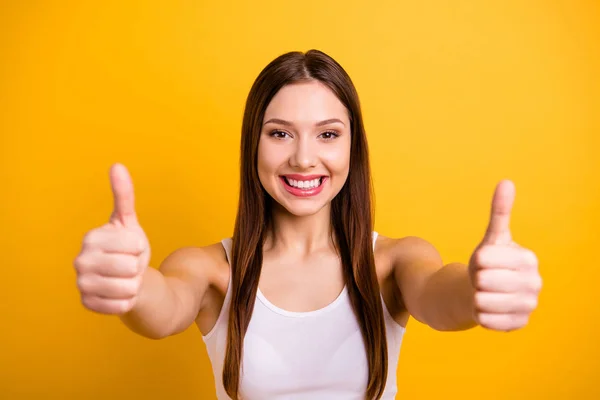 Close up photo beautiful amazing she her lady perfect appearance hand arm thumb up symbol agreement aconseja precio bajo Comprar comprador producto desgaste casual blanco tanque-top aislado brillante amarillo fondo — Foto de Stock