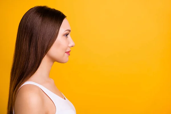 Nahaufnahme Seitenprofil Foto schön erstaunlich sie ihre Dame ideal perfektes Aussehen Lippen lockere Stimmung hören gute Nachrichten Neuheit tragen lässige weiße Tank-Top isoliert leuchtend gelben Hintergrund — Stockfoto