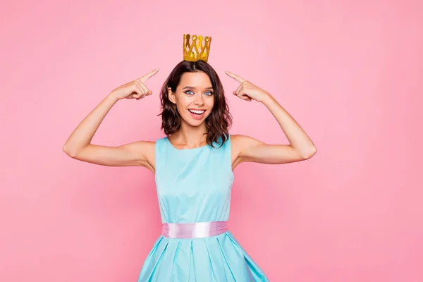 De cerca foto hermosa dentadura ella su aspecto atractivo dama mano soñadora índice dedo directo oro diadema famosa persona estrella pop desgaste colorido vestido azul aislado rosa brillante fondo —  Fotos de Stock