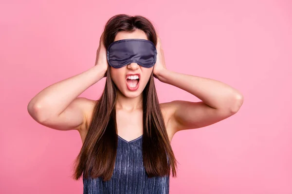 Primer plano retrato de ella ella agradable atractivo encantador brillo agresivo despertar recta-pelo adolescente poniéndose los ojos vendados gritando fuerte enloqueciendo aislado sobre rosa pastel fondo —  Fotos de Stock