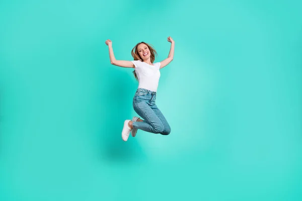 Full-size foto van schattig opgewonden persoon Raising vuisten schreeuwend schreeuwen ja geïsoleerd over Teal Turquoise achtergrond — Stockfoto