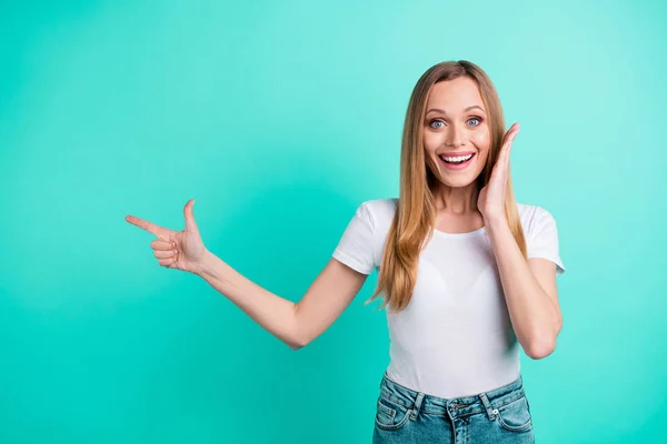 Portret van vrolijke dame tonen promotie advertenties dragen denim jeans touch haar wangen met handen schreeuwen geïsoleerd over Teal Turquoise achtergrond — Stockfoto