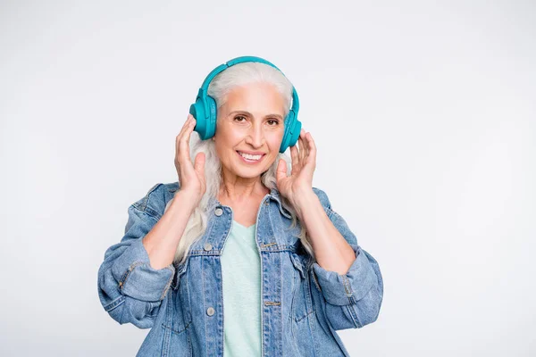 Retrato de adorables auriculares táctiles para ancianas escuchar banda sonora aislada sobre fondo blanco —  Fotos de Stock