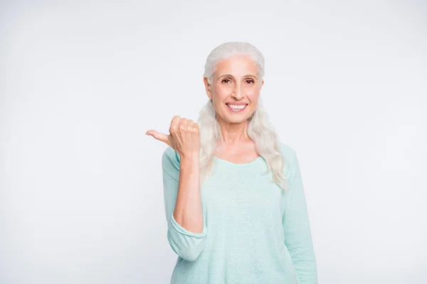 Portré magabiztos személy bemutató hirdetést a hüvelykujját viselő türkiz jumper izolált fehér háttér — Stock Fotó