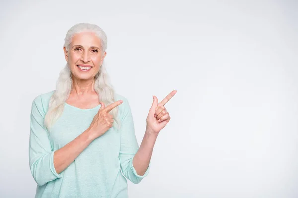 Retrato de promoção atraente senhora apontando com o dedo indicador vestindo teal jumper isolado sobre fundo branco — Fotografia de Stock