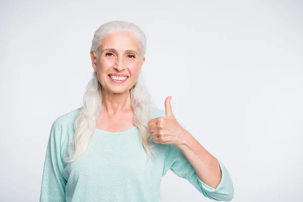 Retrato de bom aposentado mostrando polegar para cima recomendando promo vestindo pulôver turquesa isolado sobre fundo branco — Fotografia de Stock