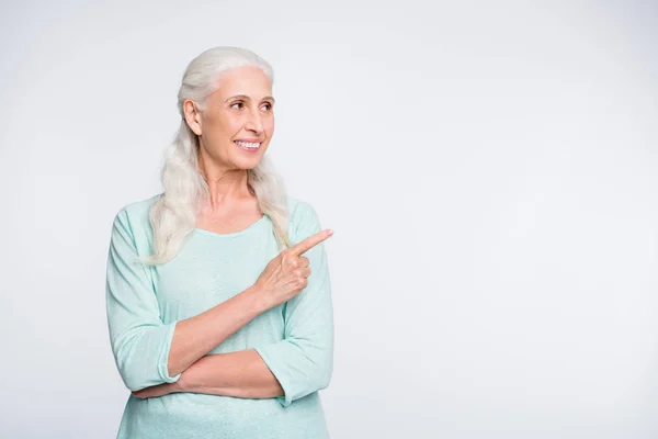 Retrato de senhora bonito mostrando anúncios olhando vestindo pulôver teal isolado sobre fundo branco — Fotografia de Stock