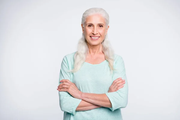 Portrait d'une belle grand-mère regardant une caméra souriante portant un pull turquoise isolé sur fond blanc — Photo