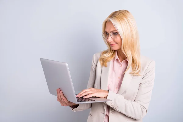 Profile side view portrait of her she nice attractive stylish elegant content peaceful wavy-haired lady skilled executive director consulting clients isolated on light white gray pastel background — Stock Photo, Image