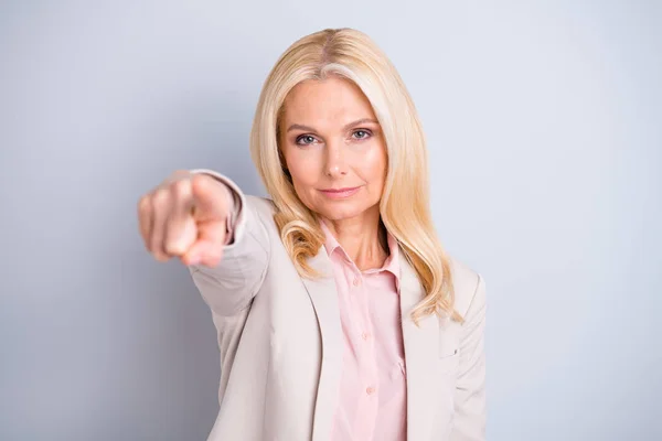 Närbild porträtt av hennes hon fina attraktiva snygga innehåll vågigt Lady Bossy arrogant expert pekar pekfingret på dig isolerad på ljus vit grå pastellfärgad bakgrund — Stockfoto