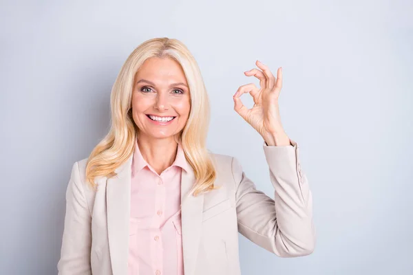 Närbild porträtt av Nice attraktiva charmig härlig snygg säker innehåll glad glada glad vågig håriga damen ger OK-Sign AD annons lösning isolerad över ljus vit grå pastell bakgrund — Stockfoto