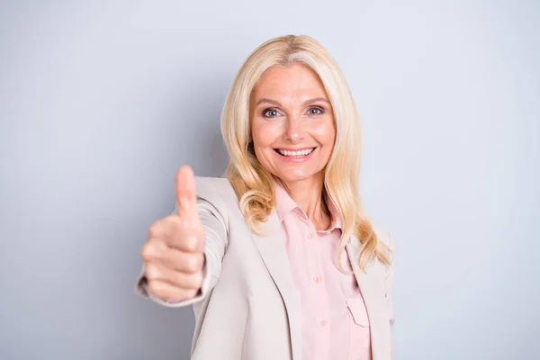 Retrato de cerca de ella ella agradable atractivo encantador elegante contenido seguro alegre alegre alegre alegre dama de pelo ondulado dando anuncio de pulgar aislado sobre fondo pastel gris claro — Foto de Stock