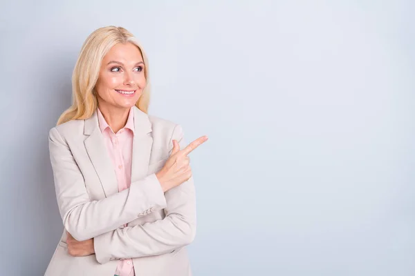 Retrato dela ela agradável atraente elegante bem sucedido confiante alegre cinza-haired empresária mostrando lado espaço cópia anúncio novo produto isolado sobre luz branco cinza pastel fundo — Fotografia de Stock