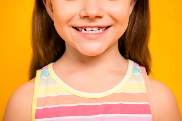 Περικομμένη φωτογραφία του γοητευτικού παιδιού που έχει ωραίο χαμόγελο φορώντας δεξαμενή-top απομονωμένη πάνω από κίτρινο φόντο — Φωτογραφία Αρχείου