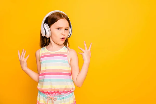 Portret wspaniałe dziecko słuchania melodie noszenia słuchawki na białym tle na żółto tło — Zdjęcie stockowe