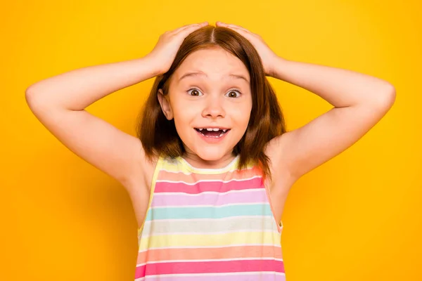 Πορτρέτο του έκπληκτος κορίτσι αγγίζοντας το κεφάλι ουρλιάζοντας φωνάζοντας απομονώνονται πάνω από κίτρινο φόντο — Φωτογραφία Αρχείου