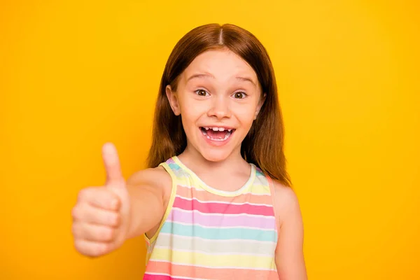 Πορτρέτο του γοητευτικό χαριτωμένο παιδί μεγαλώνει αντίχειρας ουρλιάζοντας φωνάζοντας φορώντας πολύχρωμα singlet απομονώνονται πάνω από κίτρινο φόντο — Φωτογραφία Αρχείου