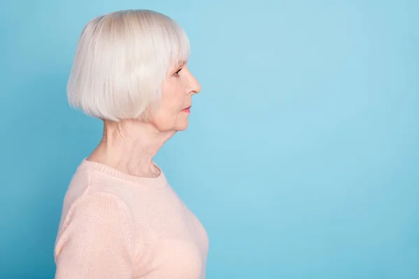 Profiel kant foto van geconcentreerde vrouw op zoek staren dragen pastel Pullover geïsoleerd over blauwe achtergrond — Stockfoto