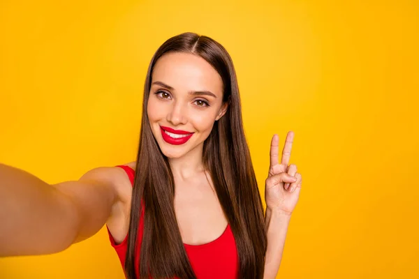 Foto de hermosa señora encantadora increíble haciendo selfies símbolo v-signo decir hola skype llamada usar traje de baño rojo aislado fondo amarillo —  Fotos de Stock