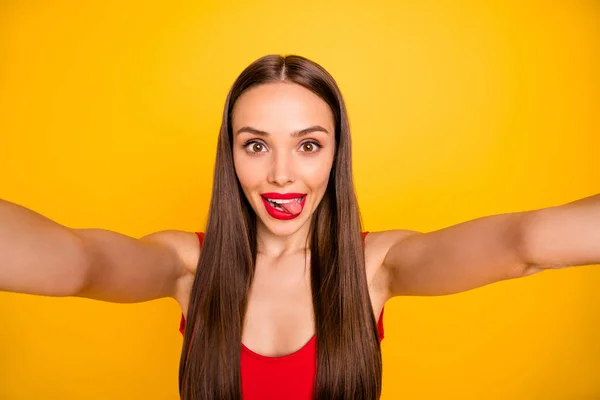 Közelről fotó gyönyörű csodálatos szép hölgy hogy selfies nyelv ki száját viselni piros fürdőruhát elkülönített sárga háttér — Stock Fotó