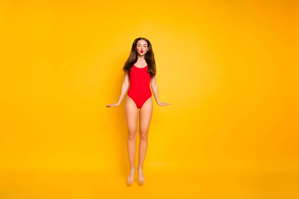 Pleine longueur photo de magnifique dame beau maître nageur sautant haut envoyant des visiteurs baiser air porter rouge maillot de bain isolé fond jaune — Photo