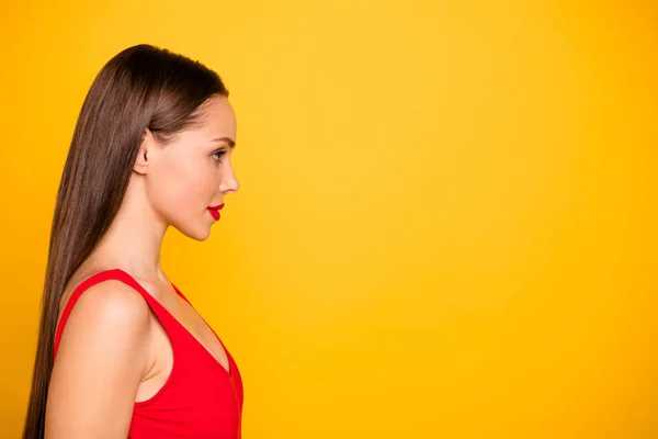 Profilfoto von erstaunlichen Dame leuchtend roten Lippenstift aussehen leeren Raum interessiert neugierig tragen roten Badeanzug isoliert gelben Hintergrund — Stockfoto